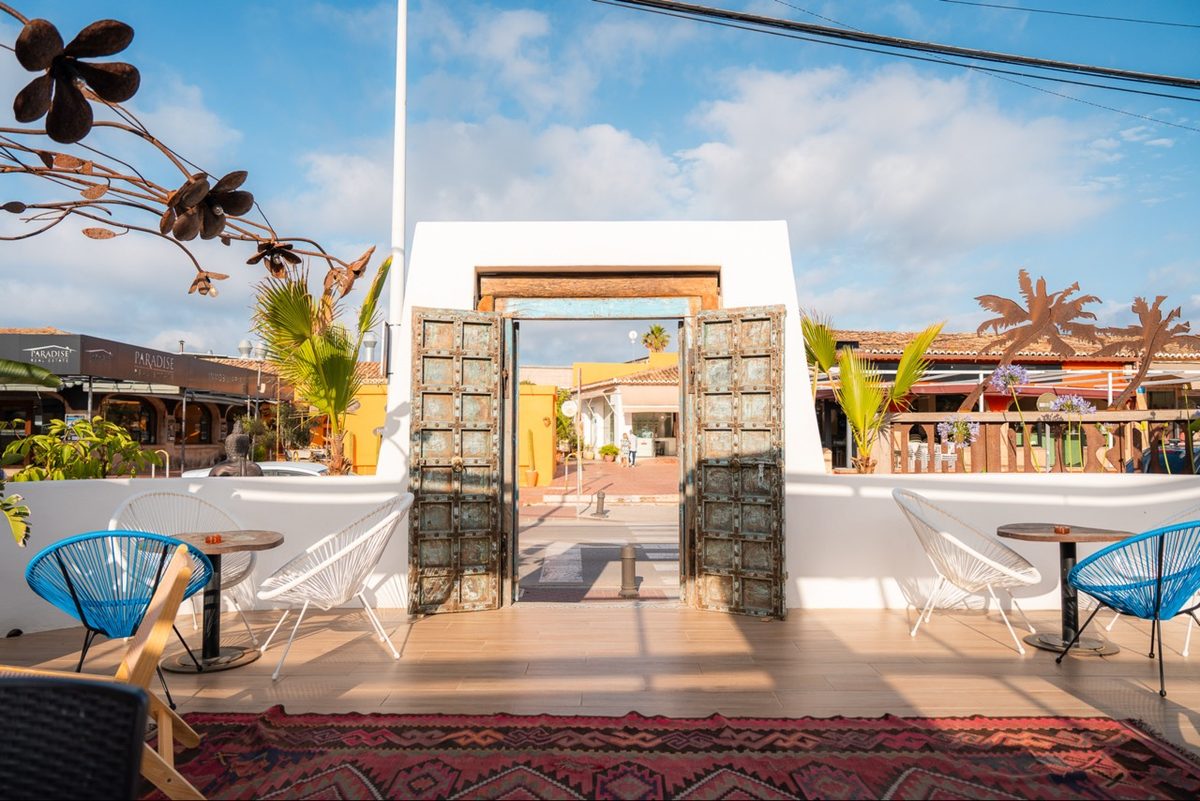 Entrada a la terraza con vistas al mar