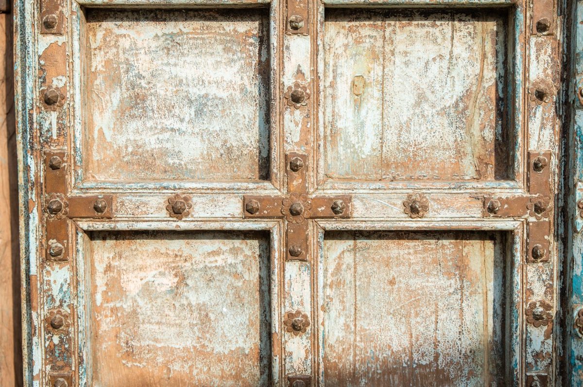 Puerta antigua de madera tallada